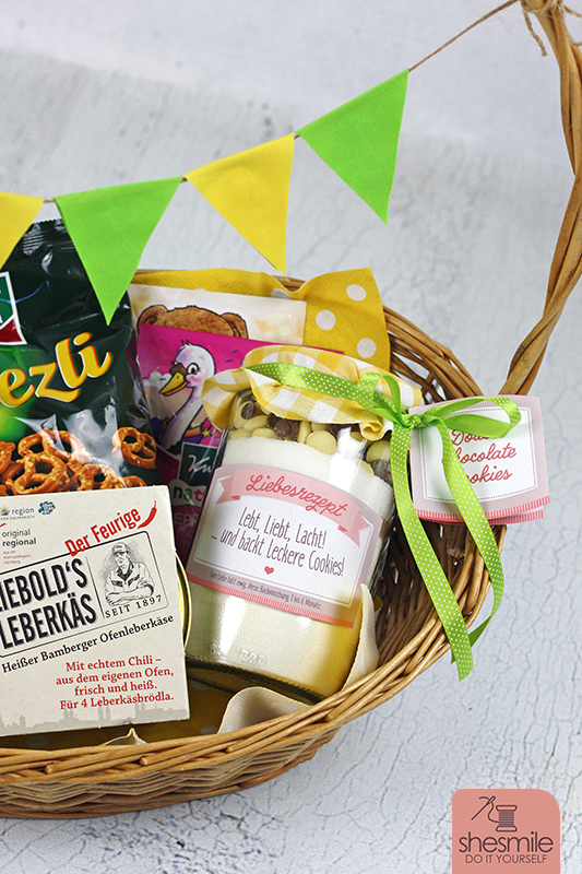 Backmischung Cookies im Glas als Geschenk zum Einzug. Überreicht in einem Körbchen mit Leckereien und kleinen Geschenken. Bastelanleitung, Rezept und Druckvorlage gestaltet als PDF-E-Book und Digistamp von shesmile.