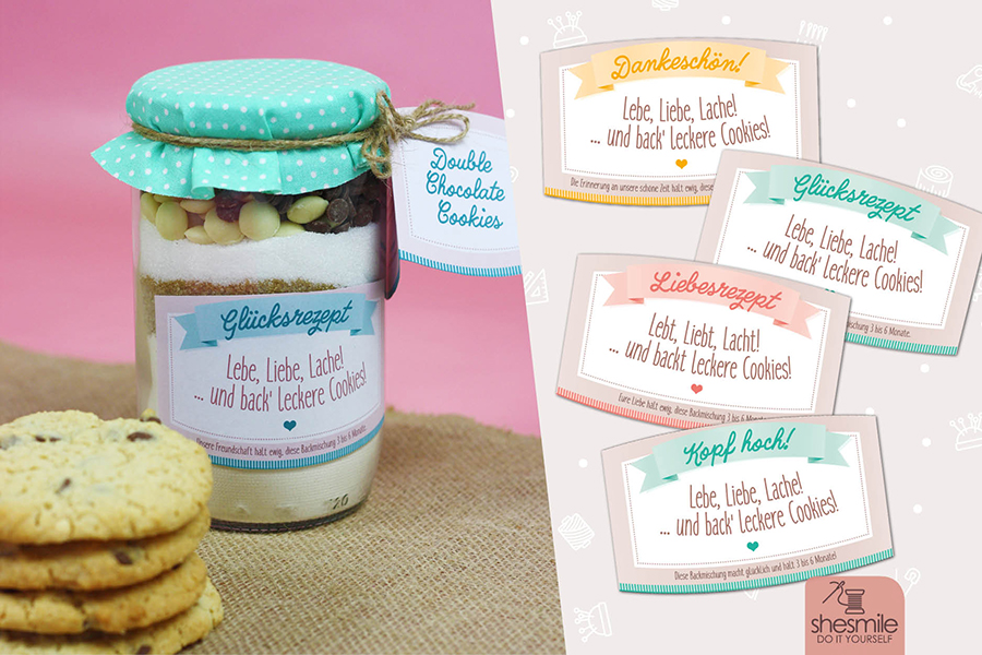 Bastelanleitung, Rezept und Druckvorlage gestaltet als PDF-E-Book und Digistamp von shesmile für eine leckere Geschenkidee zu jedem Anlass. Drei verschiedene Themen/Sprüche sind enthalten: Liebesrezept! Eure Liebe hält ewig. Glücksrezept! Unsere Freundschaft hält ewig. Dankeschön! Die Erinnerung an unsere schöne Zeit hält ewig. So kannst du die Backmischung zur Hochzeit, zum Jahrestag, Jubiläum, als Abschiedsgeschenk im Kindergarten oder Schule, Geburtstag, Gastgeschenk oder auch einfach so verschenken und dem Beschenkten ein leckere Freunde bereiten.