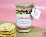 Bastelanleitung, Rezept und Druckvorlage gestaltet als PDF-E-Book und Digistamp von shesmile für eine leckere Geschenkidee zu jedem Anlass. Vier verschiedene Themen/Sprüche sind enthalten: Liebesrezept! Eure Liebe hält ewig. Glücksrezept! Unsere Freu