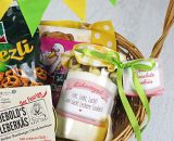 Backmischung Cookies im Glas als Geschenk zum Einzug. Überreicht in einem Körbchen mit Leckereien und kleinen Geschenken. Bastelanleitung, Rezept und Druckvorlage gestaltet als PDF-E-Book und Digistamp von shesmile.