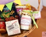 Backmischung Cookies im Glas als Geschenk zum Einzug. Überreicht in einem Körbchen mit Leckereien und kleinen Geschenken. Bastelanleitung, Rezept und Druckvorlage gestaltet als PDF-E-Book und Digistamp von shesmile.