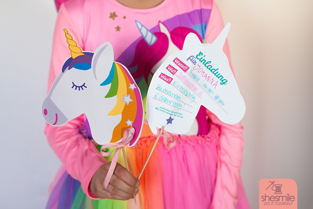 Die Einladungskarte aus Papier zum Selberbasteln für deine Einhornparty. Bastelanleitung und Druckvorlagen gestaltet als PDF-E-Book, Printable von shesmile.