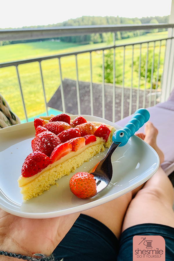 Biskuitboden, Vanillepudding-Creme und obendrauf noch Erdbeeren. Dieser Kuchen ist so lecker und schnell gebacken! Natürlich mit den Erdbeeren aus dem eigenen Garten! Mein Lieblingsrezept!
