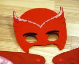 Nähanleitung und Schnittmuster gestaltet als PDF-E-Book von shesmile zum Nähen eines Eulenkostüms aus Stoff. Mit Umhang und Gesichtsmaske. Passend für ein Eulenkostüm oder PJ Masks Eulette.