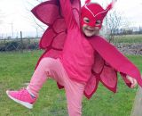 Nähanleitung und Schnittmuster gestaltet als PDF-E-Book von shesmile zum Nähen eines Eulenkostüms aus Stoff. Mit Umhang und Gesichtsmaske. Passend für ein Eulenkostüm oder PJ Masks Eulette.