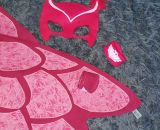 Nähanleitung und Schnittmuster gestaltet als PDF-E-Book von shesmile zum Nähen eines Eulenkostüms aus Stoff. Mit Umhang und Gesichtsmaske. Passend für ein Eulenkostüm oder PJ Masks Eulette.