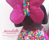 Nähanleitung und Schnittmuster gestaltet als PDF-E-Book für ein Feen-Kostüm Annabelle von shesmile. Passend für jede Größe. Mit Zauberstab, Feenflügel in zwei Größen und Tellerrock mit Blumen-Blüten-Fransen. Ein Traum für kleine und große Mädchen.