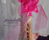 Nähanleitung und Schnittmuster gestaltet als PDF-E-Book für ein Feen-Kostüm Annabelle von shesmile. Passend für jede Größe. Mit Zauberstab, Feenflügel in zwei Größen und Tellerrock mit Blumen-Blüten-Fransen. Ein Traum für kleine und große Mädchen.