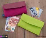 Nähanleitung und Schnittmuster gestaltet als PDF-E-Book von shesmile für einen großen Damen-Geldbeutel Frauenkram mit 6 Kartenfächern, 1 großem Münzfach und 2 großen Taschen für Scheine, Smartphone, Fotos und Zettel. Pattarina-Code inklusive!