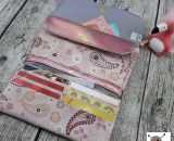 Nähanleitung und Schnittmuster gestaltet als PDF-E-Book von shesmile für einen großen Damen-Geldbeutel Frauenkram mit 6 Kartenfächern, 1 großem Münzfach und 2 großen Taschen für Scheine, Smartphone, Fotos und Zettel. Pattarina-Code inklusive!