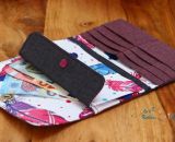 Nähanleitung und Schnittmuster gestaltet als PDF-E-Book von shesmile für einen großen Damen-Geldbeutel Frauenkram mit 6 Kartenfächern, 1 großem Münzfach und 2 großen Taschen für Scheine, Smartphone, Fotos und Zettel. Pattarina-Code inklusive!