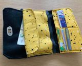 Nähanleitung und Schnittmuster gestaltet als PDF-E-Book von shesmile für einen großen Damen-Geldbeutel Frauenkram mit 6 Kartenfächern, 1 großem Münzfach und 2 großen Taschen für Scheine, Smartphone, Fotos und Zettel. Pattarina-Code inklusive!