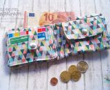Nähanleitung und Schnittmuster gestaltet als PDF-E-Book für einen klassischen Männergeldbeutel zum Klappen "KlapKram". Das perfekte Portemonnaie für Männer! Genäht in deinen Wunschstoffen ist die Geldbörse "KlapKram" natürlich auch für Frauen oder Ki