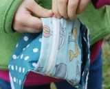 Nähanleitung und Schnittmuster gestaltet als PDF-E-Book von shesmile für einen kleinen Geldbeutel Kleinkram für Kinder, Damen und Herren. 3 Kartenfächer, ein Reißverschluss-Münzfach und zwei Steckfächer.