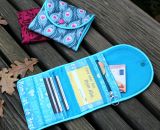 Nähanleitung und Schnittmuster gestaltet als PDF-E-Book von shesmile für einen kleinen Geldbeutel Kleinkram für Kinder, Damen und Herren. 3 Kartenfächer, ein Reißverschluss-Münzfach und zwei Steckfächer.