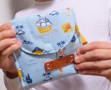 Nähanleitung und Schnittmuster gestaltet als PDF-E-Book von shesmile für einen kleinen Geldbeutel Kleinkram für Kinder, Damen und Herren. 3 Kartenfächer, ein Reißverschluss-Münzfach und zwei Steckfächer.