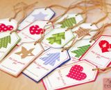 Kostenlose Bastelanleitung mit Druckvorlage gestaltet als PDF-E-Book von shesmile für einen persönlichen Geschenkanhänger aus Stoffresten zu Weihnachten.