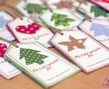Kostenlose Bastelanleitung mit Druckvorlage gestaltet als PDF-E-Book von shesmile für einen persönlichen Geschenkanhänger aus Stoffresten zu Weihnachten.