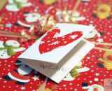 Kostenlose Bastelanleitung mit Druckvorlage gestaltet als PDF-E-Book von shesmile für einen persönlichen Geschenkanhänger aus Stoffresten zu Weihnachten.