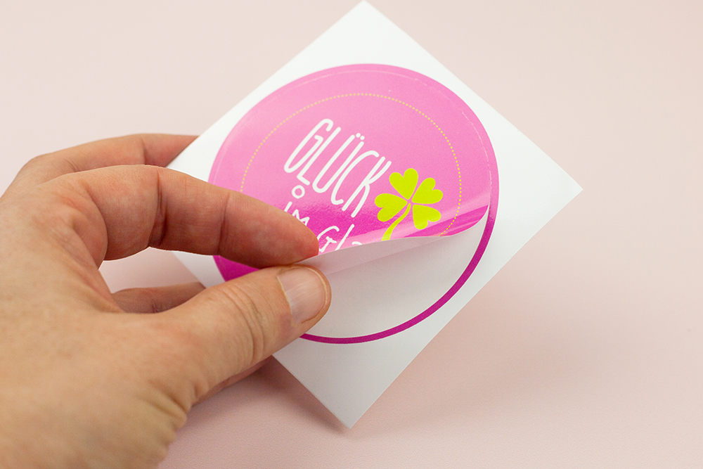 Die Kombi aus Sticker (Glück im Glas) und Schreibblock (Heute bin ich dankbar und glücklich) bekommst du in vielen verschiedenen Farben. Glücksglas basteln mit shesmile.