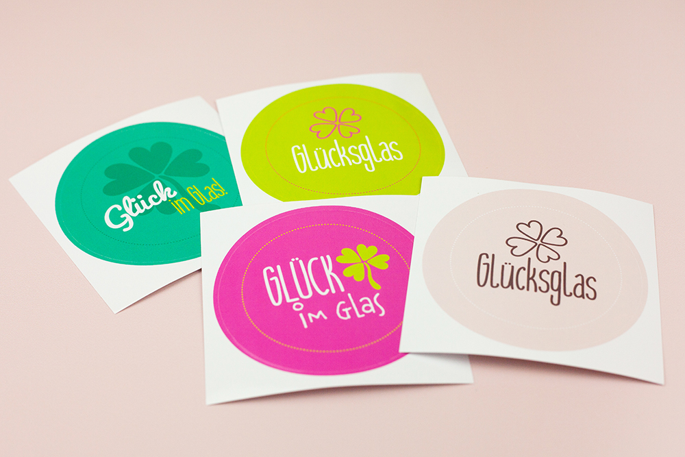 Die Kombi aus Sticker (Glück im Glas) und Schreibblock (Heute bin ich dankbar und glücklich) bekommst du in vielen verschiedenen Farben. Glücksglas basteln mit shesmile.
