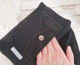 Nähanleitung und Schnittmuster gestaltet als PDF-E-Book für eine Gürteltasche in 2 Größen mit großem Reißverschluss-Fach und Verschlussklappe HipPack von shesmile. Dein Lieblingstäschchen bestückt mit allem was du immer bei dir haben willst. 