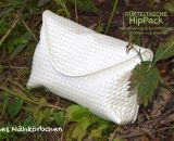 Nähanleitung und Schnittmuster gestaltet als PDF-E-Book für eine Gürteltasche in 2 Größen mit großem Reißverschluss-Fach und Verschlussklappe HipPack von shesmile. Dein Lieblingstäschchen bestückt mit allem was du immer bei dir haben willst. 