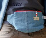 Nähanleitung und Schnittmuster gestaltet als PDF-E-Book für eine Gürteltasche in 2 Größen mit großem Reißverschluss-Fach und Verschlussklappe HipPack von shesmile. Dein Lieblingstäschchen bestückt mit allem was du immer bei dir haben willst. 