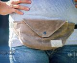 Nähanleitung und Schnittmuster gestaltet als PDF-E-Book für eine Gürteltasche in 2 Größen mit großem Reißverschluss-Fach und Verschlussklappe HipPack von shesmile. Dein Lieblingstäschchen bestückt mit allem was du immer bei dir haben willst. 