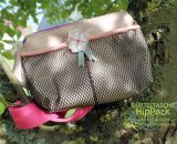 Nähanleitung und Schnittmuster gestaltet als PDF-E-Book für eine Gürteltasche in 2 Größen mit großem Reißverschluss-Fach und Verschlussklappe HipPack von shesmile. Dein Lieblingstäschchen bestückt mit allem was du immer bei dir haben willst. 