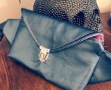 Nähanleitung und Schnittmuster gestaltet als PDF-E-Book für eine Gürteltasche in 2 Größen mit großem Reißverschluss-Fach und Verschlussklappe HipPack von shesmile. Dein Lieblingstäschchen bestückt mit allem was du immer bei dir haben willst. 