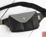 Nähanleitung und Schnittmuster gestaltet als PDF-E-Book für eine Gürteltasche in 2 Größen mit großem Reißverschluss-Fach und Verschlussklappe HipPack von shesmile. Dein Lieblingstäschchen bestückt mit allem was du immer bei dir haben willst. 