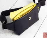 Nähanleitung und Schnittmuster gestaltet als PDF-E-Book für eine Gürteltasche in 2 Größen mit großem Reißverschluss-Fach und Verschlussklappe HipPack von shesmile. Dein Lieblingstäschchen bestückt mit allem was du immer bei dir haben willst. 