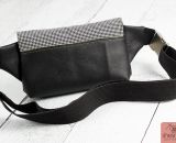 Nähanleitung und Schnittmuster gestaltet als PDF-E-Book für eine Gürteltasche in 2 Größen mit großem Reißverschluss-Fach und Verschlussklappe HipPack von shesmile. Dein Lieblingstäschchen bestückt mit allem was du immer bei dir haben willst. 