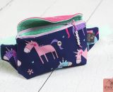 Nähanleitung und Schnittmuster gestaltet als PDF-E-Book für eine Gürteltasche in 2 Größen mit großem Reißverschluss-Fach und Verschlussklappe HipPack von shesmile. Dein Lieblingstäschchen bestückt mit allem was du immer bei dir haben willst. 