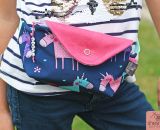 Nähanleitung und Schnittmuster gestaltet als PDF-E-Book für eine Gürteltasche in 2 Größen mit großem Reißverschluss-Fach und Verschlussklappe HipPack von shesmile. Dein Lieblingstäschchen bestückt mit allem was du immer bei dir haben willst. 