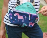 Nähanleitung und Schnittmuster gestaltet als PDF-E-Book für eine Gürteltasche in 2 Größen mit großem Reißverschluss-Fach und Verschlussklappe HipPack von shesmile. Dein Lieblingstäschchen bestückt mit allem was du immer bei dir haben willst. 