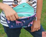 Nähanleitung und Schnittmuster gestaltet als PDF-E-Book für eine Gürteltasche in 2 Größen mit großem Reißverschluss-Fach und Verschlussklappe HipPack von shesmile. Dein Lieblingstäschchen bestückt mit allem was du immer bei dir haben willst. 