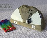 Hügelbert, das Handy-Schräghalte-Kissen. Eine Nähanleitung mit Schnittmuster in 2 Größen von shesmile. Für Tablet, E-Book Reader oder Handy. Für Kinder oder Erwachsene. Ergebnisse aus dem Probenähen.