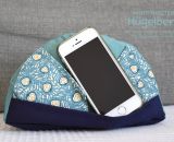Hügelbert, das Handy-Schräghalte-Kissen. Eine Nähanleitung mit Schnittmuster in 2 Größen von shesmile. Für Tablet, E-Book Reader oder Handy. Für Kinder oder Erwachsene. Ergebnisse aus dem Probenähen.