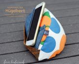 Hügelbert, das Handy-Schräghalte-Kissen. Eine Nähanleitung mit Schnittmuster in 2 Größen von shesmile. Für Tablet, E-Book Reader oder Handy. Für Kinder oder Erwachsene. Ergebnisse aus dem Probenähen.