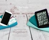 Hügelbert, das Handy-Schräghalte-Kissen. Eine Nähanleitung mit Schnittmuster in 2 Größen von shesmile. Für Tablet, E-Book Reader oder Handy. Für Kinder oder Erwachsene. Ergebnisse aus dem Probenähen.