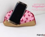 Hügelbert, das Handy-Schräghalte-Kissen. Eine Nähanleitung mit Schnittmuster in 2 Größen von shesmile. Für Tablet, E-Book Reader oder Handy. Für Kinder oder Erwachsene. Ergebnisse aus dem Probenähen.