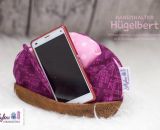 Hügelbert, das Handy-Schräghalte-Kissen. Eine Nähanleitung mit Schnittmuster in 2 Größen von shesmile. Für Tablet, E-Book Reader oder Handy. Für Kinder oder Erwachsene. Ergebnisse aus dem Probenähen.