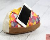 Hügelbert, das Handy-Schräghalte-Kissen. Eine Nähanleitung mit Schnittmuster in 2 Größen von shesmile. Für Tablet, E-Book Reader oder Handy. Für Kinder oder Erwachsene. Ergebnisse aus dem Probenähen.