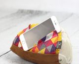 Hügelbert, das Handy-Schräghalte-Kissen. Eine Nähanleitung mit Schnittmuster von shesmile. Abends im Bett noch Serien am Handy schauen? Eingekuschelt in die Decke und die Hände werde nicht mehr kalt? Danke Hügelbert!