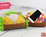 Hügelbert, das Handy-Schräghalte-Kissen. Eine Nähanleitung mit Schnittmuster von shesmile. Abends im Bett noch Serien am Handy schauen? Eingekuschelt in die Decke und die Hände werde nicht mehr kalt? Danke Hügelbert!