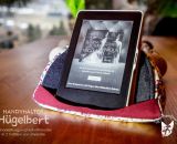 Hügelbert, das Handy-Schräghalte-Kissen. Eine Nähanleitung mit Schnittmuster in 2 Größen von shesmile. Für Tablet, E-Book Reader oder Handy. Für Kinder oder Erwachsene. Ergebnisse aus dem Probenähen.