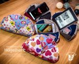 Hügelbert, das Handy-Schräghalte-Kissen. Eine Nähanleitung mit Schnittmuster in 2 Größen von shesmile. Für Tablet, E-Book Reader oder Handy. Für Kinder oder Erwachsene. Ergebnisse aus dem Probenähen.