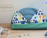 Hügelbert, das Handy-Schräghalte-Kissen. Eine Nähanleitung mit Schnittmuster in 2 Größen von shesmile. Für Tablet, E-Book Reader oder Handy. Für Kinder oder Erwachsene. Ergebnisse aus dem Probenähen.